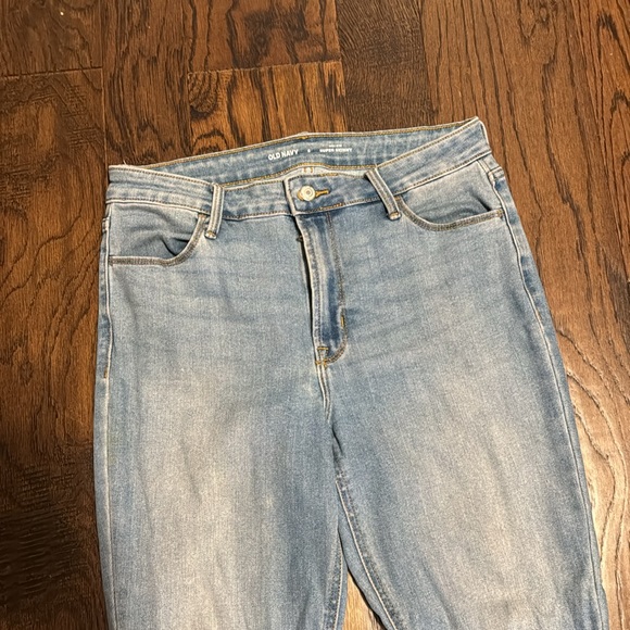 Old Navy size 8 light wash women's high rise super skinny jeans. Have worn once - Picture 3 of 4